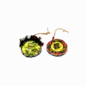 Set doua decoratiuni de Craciun pe rondele de lemn, pasari si conuri