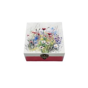 Cutie lemn cu flori de camp, decorata manual, unicat