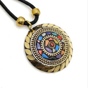 Colier pandantiv rotund, model tibetan, auriu cu pietre multicolore