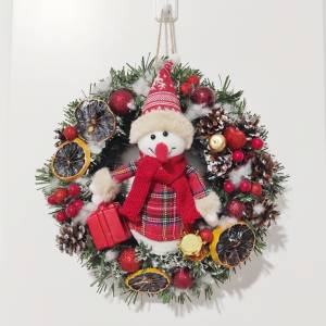 Coronita handmade cu om de zapada in hainute de Craciun