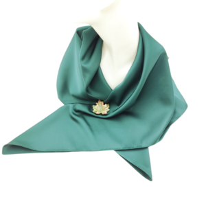 Set cadou esarfa satinata verde inchis si brosa ceramica frunza